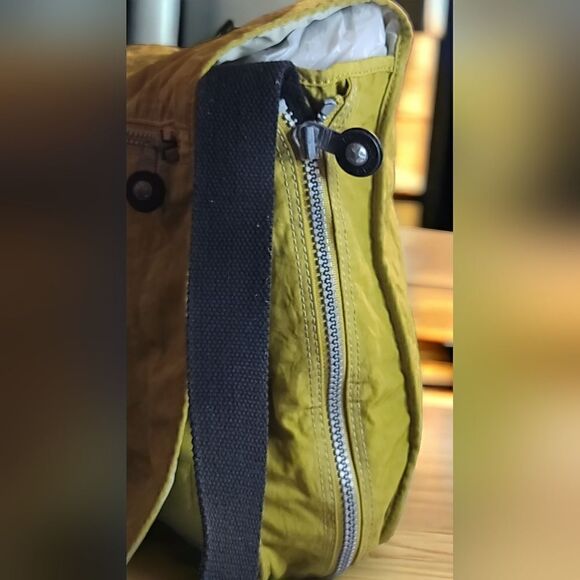 Kipling Expandable Messenger Crossbody Bag in Great Condition - Picture 4 of 12